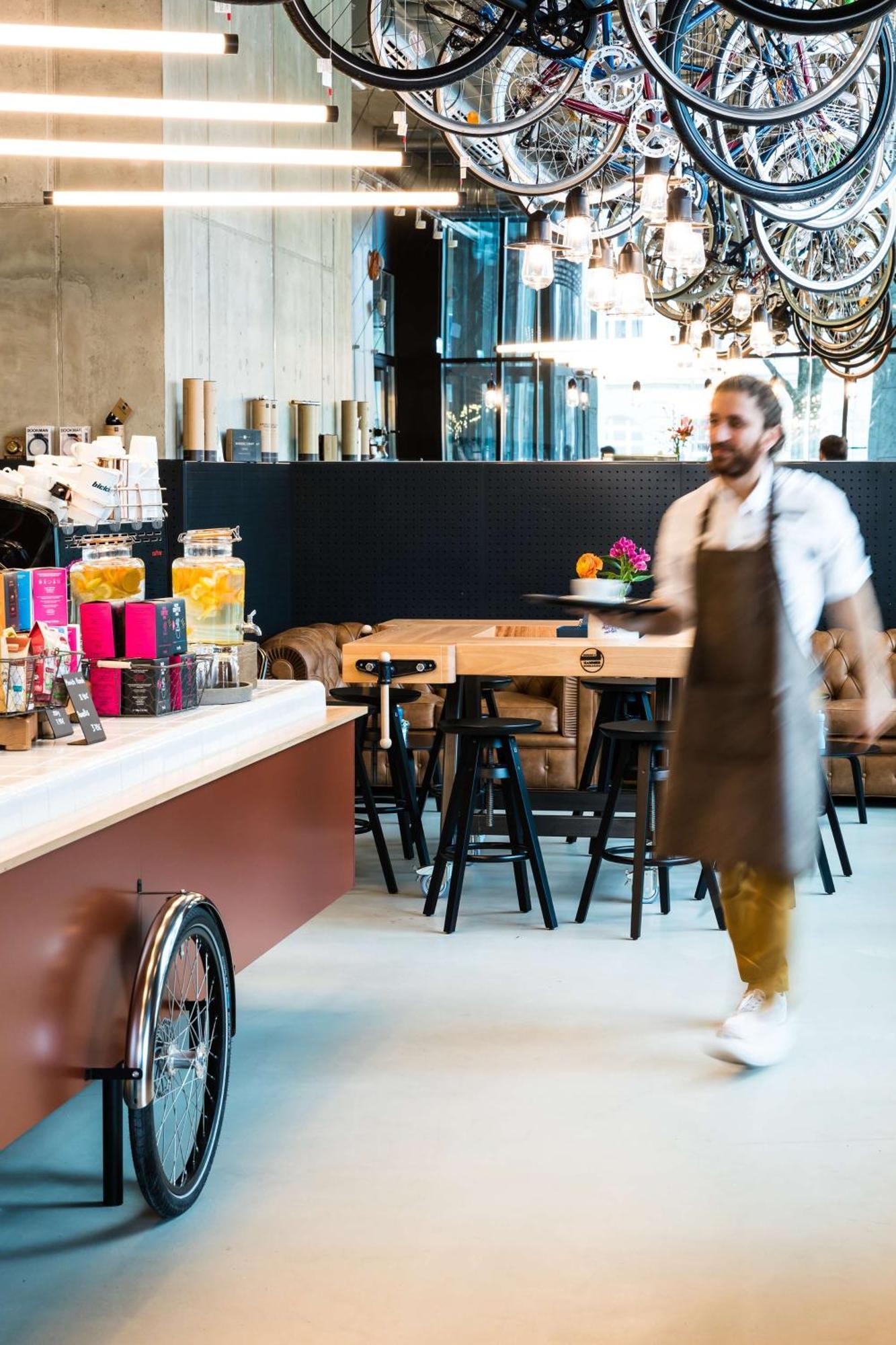 Andaz Munich Schwabinger Tor, By Hyatt Hotel Exterior foto A barista working at a coffee shop